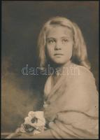 cca 1920 Budapest, Gaiduschek Erzsi (1875-1956) budapesti fényképész hidegpecsétjével jelzett, vintage fotó (Gyermek portré), 22,6x16 cm