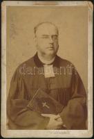 cca 1910 Budapest, Munkácsy feliratú pecséttel ellátott, vintage fotó, egy Beszterczebányán szolgálatot teljesítő egyházi személyről, 16x11 cm