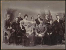 ccca 1895 Szép nagy család, egy családtagot utólag másoltak hozzá a csoporthoz (a jobb szélen), kasírozva, 19x25 cm