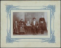 cca 1900 Családi fotó (ritkán látott csoport kompozícióval), jelzés nélkül, 10,14,5 cm, karton 20x25 cm
