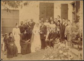 cca 1890 Ismeretlen erdélyi család hagyatékában fellelt esküvői csoportkép, jelzés nélküli vintage fotó, kasírozva, 17x23 cm