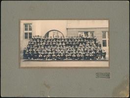 cca 1925 Nagyszeben, Emil Fischer fényképész által készített iskolai csoportkép, a leányiskola valamennyi tanulójáról, 9x17 cm, karton 18,5x24,5 cm