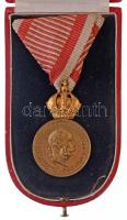 1916. Bronz Katonai Érdemérem a katonai érdemkereszt szalagján aranyozott Br kitüntetés mellszalagon, eredeti, kissé kopott BREITNER TESTVÉREK BUDAPEST HOLLÓ UTCZA 2 gyártói tokban T:2 Hungary 1916. Bronze Military Merit Medal on a war ribbon (Signum Laudis) gold plated Br decoration with ribbon, in original, slightly worn BREITNER TESTVÉREK BUDAPEST HOLLÓ UTCZA 2 makers case C:XF NMK 245.