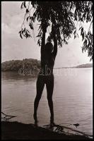 cca 1979 Vízparti sziluett, egy naturista lányról, 4 db vintage NEGATÍV, 24x36 mm