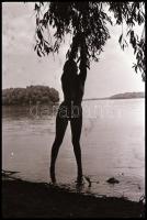 cca 1979 Vízparti sziluett, egy naturista lányról, 4 db vintage NEGATÍV, 24x36 mm