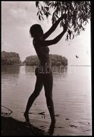 cca 1979 Vízparti sziluett, egy naturista lányról, 4 db vintage NEGATÍV, 24x36 mm