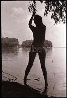cca 1979 Vízparti sziluett, egy naturista lányról, 4 db vintage NEGATÍV, 24x36 mm