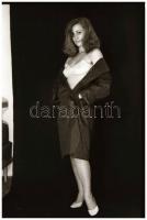 cca 1973 Nők több-kevesebb ruhában, vagy anélkül, a vetkőzés művészete, 19 db vintage NEGATÍV, 24x36...