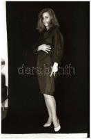 cca 1973 Nők több-kevesebb ruhában, vagy anélkül, a vetkőzés művészete, 19 db vintage NEGATÍV, 24x36...