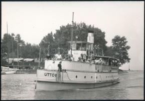 cca 1954 Úttörő nevű hajó a Balatonon, vintage fotó, 6,5x9,5 cm