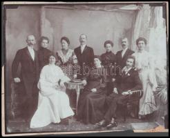 Bánházy Teréz szül Czeizer Teréz (1863-1918) színésznő családja körében. Nagy mérető keményhátú fotó 28x22 cm