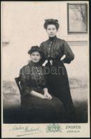 1909 Zagreb, a Makart műteremben készült keményhátú vintage fotó, magyar nyelvű felirattal, szép hátlap grafikával, 16,3x10,5 cm