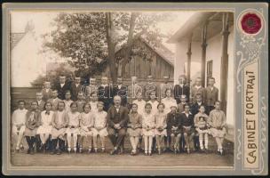 cca 1920  Mezőkeresztes, Gattyán István Uránia fényképészete által készített iskolai csoportkép, keményhátú vintage fotó, különleges, egyedi jelzéssel ellátva, egy viaszpecsétbe foglalt fényképezőgép látható rajta, 10,6x16,7 cm