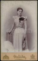 1901 Strelisky fotó még a Dorottya u. 9 ből. Tehetős hölgy strucctoll legyezővel, toa moir gyűrűvel. 11x21 cm