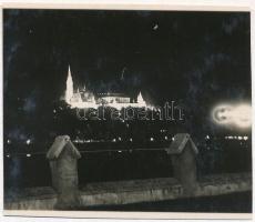1928 Kinszki Kató felvétele, Kinszki Imre (1901-1945) hagyatékában őrzött, feliratozott vintage fotó (Bp. éjjel), 5,5x6,4 cm