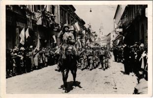 1940 Szatmárnémeti, Satu Mare; bevonulás, katonák magyar zászlókkal, Müller üzlete / entry of the Hungarian troops, soldiers, Hungarian flags