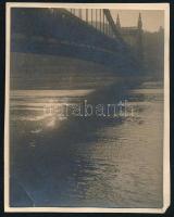 1929 Kinszki Imre (1901-1945) budapesti fotóművész által feliratozott, vintage fotó a szerző hagyatékából (Erzsébet-híd, ez a fotós 376. sz. felvétele, saját sorszámozása szerint), 7,5x6 cm