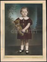 1937 Rákospalota, Kislány macival, színezett vintage fotó, Gyökössy (?) fényképész műterméből, 23x17 cm, 27,3x20,3 cm