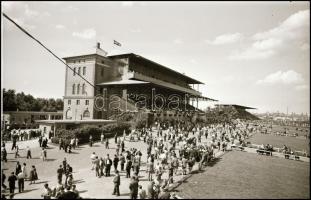 cca 1965 Kotnyek Antal (1921-1990) budapesti fotóriporter hagyatékából 13 db vintage NEGATÍV, többféle témáról, 6x6 cm és 9x12 cm között