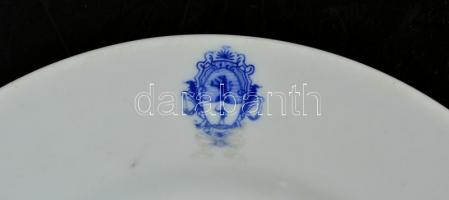 Zsolnay családi címeres tányér. Levonóképes, jelzett, Kossuch János budapesti üzlete felirattal. Kop...