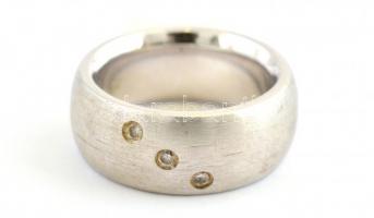 Ezüst (Ag) gyűrű, 3 db apró kővel. m: 54, 14 g