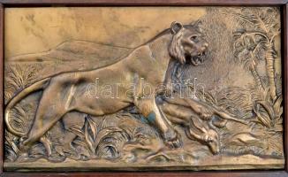 Jelzés nélkül: Gazellát elejtő oroszlán. Bronz kisplasztika fa keretben. 28x18 cm