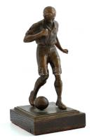 Jelzés nélkül:Futballista. Bronz szobor fa talapzaton. 19 cm