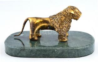 Jelzés nélkül: Afrikai oroszlán. Réz szobor, márvány talapzaton. 20x10 cm