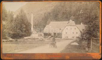 cca 1870 Gosauzwang, Hallstatt, Ausztria (Austria), háttérben a híddal, keményhátú fotó, 6×10,5 cm / vintage photo