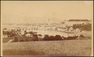 1870 Linz látképe, keményhátú fotó Fink műterméből, hátoldalon feliratozva, jó állapotban, 6×10,5 cm / Linz, Austria, vintage photo