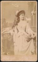 cca 1882 Marie Louise von Larisch-Moennich (1858-1940) bárónő, Erzsébet császár és királyné unokahúga, keményhátú fotó Koller műterméből, 10,5×6,5 cm