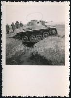 1937 A Magyar Toldi harckocsi tereptani tesztelése, háttérben a fejlesztő mérnökkel, fotó, 8,5×6 cm