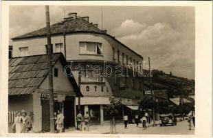 1941 Rahó, Rakhiv; Székesfővárosi Alkalmazottak Segítőalapja "Budapest" üdülő és turistaszálló, Glück Ábrahám, Komornik M. és Cikta üzlet, Mozgó mozi / hotel, shops, cinema. Foto Erődi (fl)