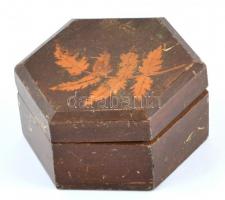 Hatszögletű fa dobozka, levél mintával, enyhén kopottas állapotban, 5x9,5x8 cm