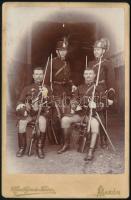 cca 1896 Csendőrök teljes felszerelésben, keményhátú fotó Huszthyné makói műterméből, jó állapotban, 16,5×10,5 cm