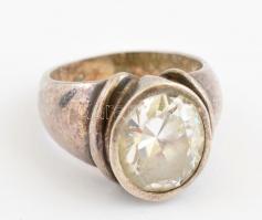 Ezüst(Ag) gyűrű fehér kővel, jelzett, méret: 55, bruttó: 7,28 g