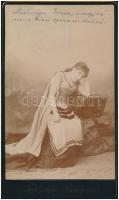 1888 Spányi Irma (1860-1932) világhírű opera-énekesnő nagyméretű egész alakos keményátú fotója, Societá Fotografica Bolognese, jó állapotban, feliratozva a fotón, 27×16 cm