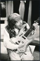 Kabos László (1923-2004) színész, komikus aláírása őt ábrázoló fotó hátulján