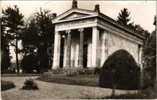 1935 Széphalom (Sátoraljaújhely), Kazinczy mauzóleum, emlékcsarnok, Kazinczy Ferencz emlékének a hálás utókor felirattal. photo