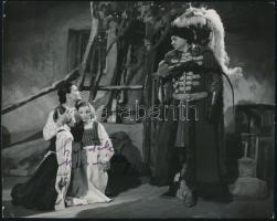 Mészáros Ági (1914-1989) színésznő aláírása színházi standfotón