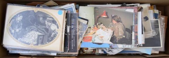 Kb. 450 db VEGYES motívum képeslap dobozban vegyes minőségben: színészek és zenészek / Cca. 450 mixe...