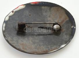 cca 1914 Zománc vöröskeresztes egészségügyi jelvény, szélén kis lepattanással, d: 6 cm