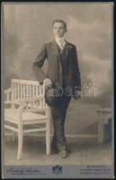 cca 1910 Székely Aladár budapesti műterméből származó kabinetfotó, hátulja szecessziós stílusú, 16,5x10,5 cm