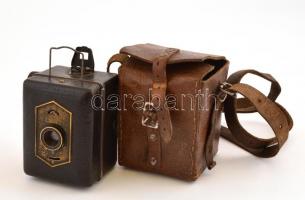 Zeiss Ikon box fényképezőgép, Novar-Anstigmat 1:6.3, F=5 cm objektívvel, bőr tokban, kopott, 6x6x8 cm
