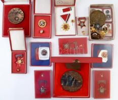 36db-os vegyes, szocialista érem- és jelvénytétel, közte több "Kiváló Dolgozó" és "Sz...