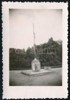 cca 1920-1930 Országzászló, fotó, 7,5x5 cm