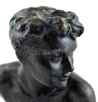 Jelzés nélkül: Nyújtott lábú akt. Mázas kerámia szobor. 28,5 cm