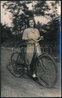 cca 1930-1940 Biciklis portré, fotólap, 14x9 cm