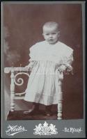 1909 Kisgyermek műtermi portréja, keményhátú fotó Georg Heiter szászrégeni műterméből, 10,5×6,5 cm