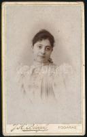 cca 1895 Női portré, keményhátú fotó Briegel fogarasi műterméből, 10,5×6,5 cm